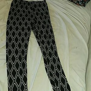 Cute black leggings with white design.